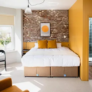 Settle - Stylish Self Check-in & Self Catering Apartment
