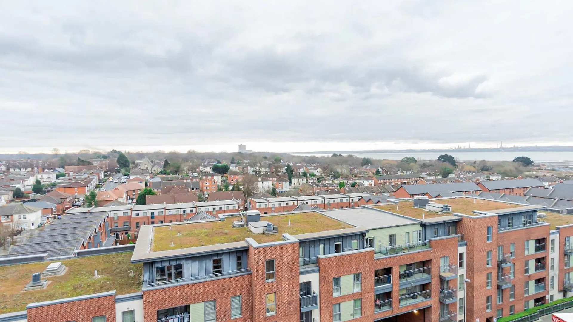 Modern 2Br Retreat In Southampton - Balcony, Free Parking & Wifi Villa Holiday home