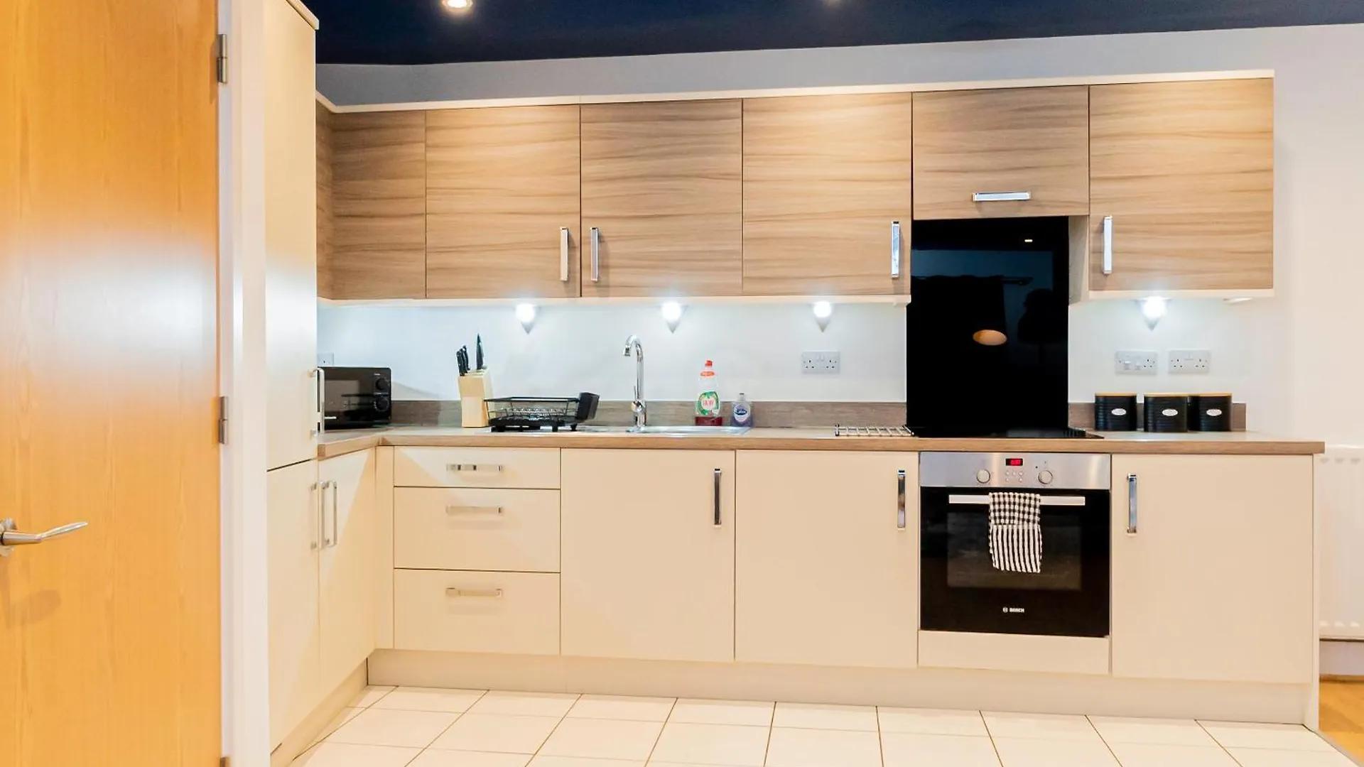 Modern 2Br Retreat In Southampton - Balcony, Free Parking & Wifi Villa Holiday home