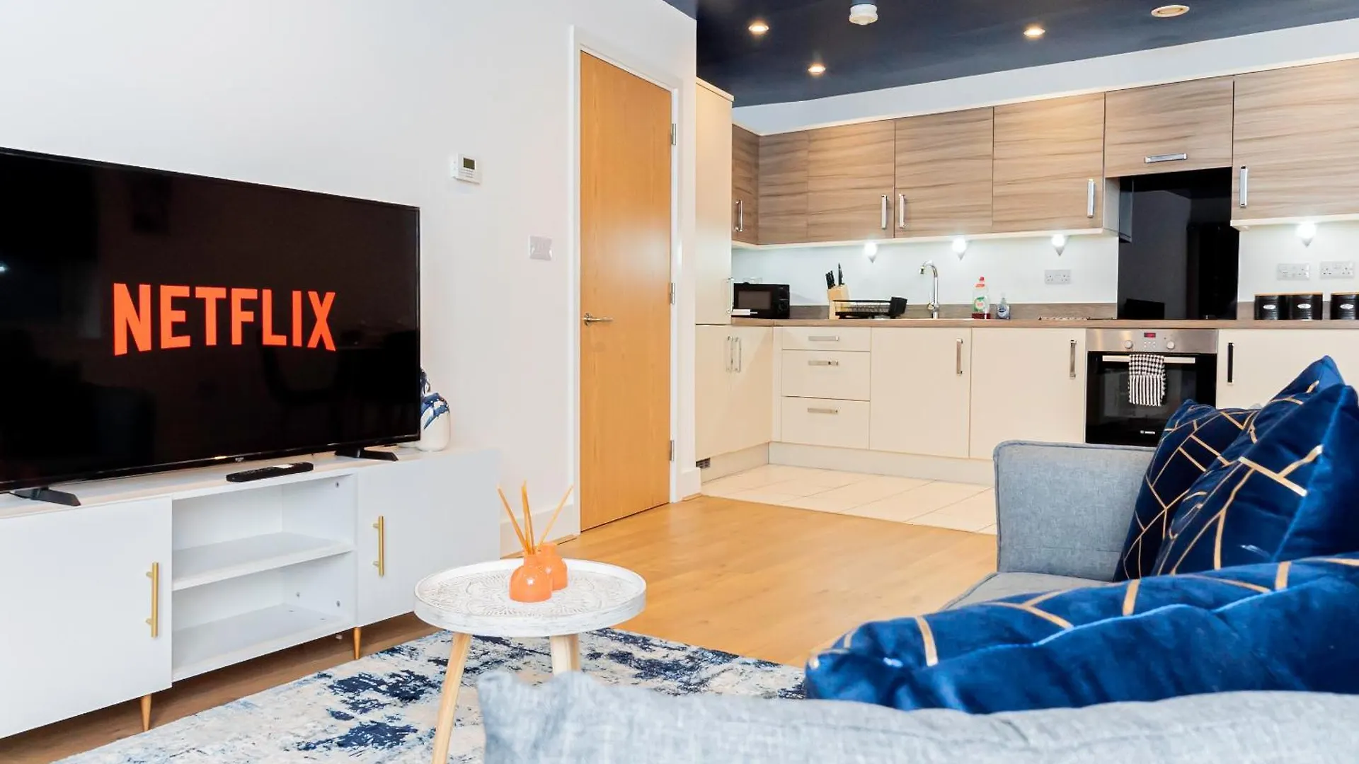 Modern 2Br Retreat In Southampton - Balcony, Free Parking & Wifi Villa