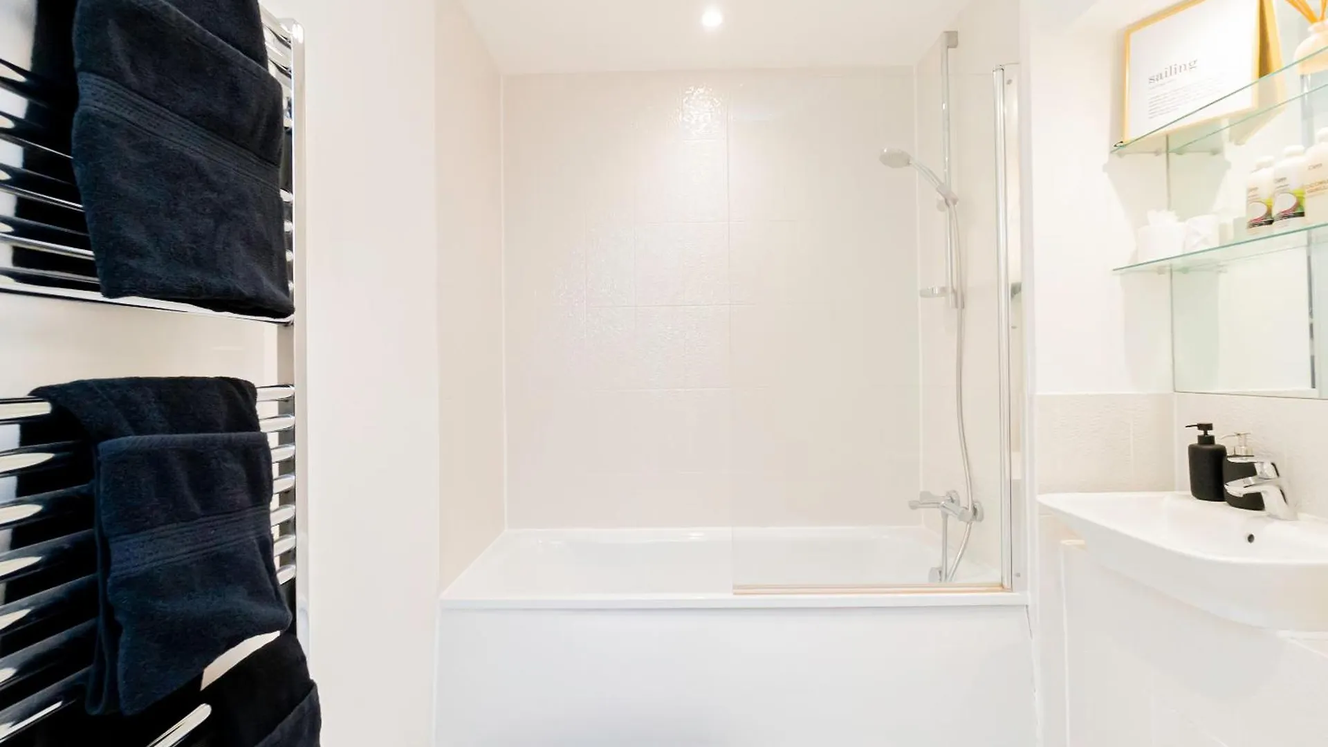 Modern 2Br Retreat In Southampton - Balcony, Free Parking & Wifi Villa 0*,