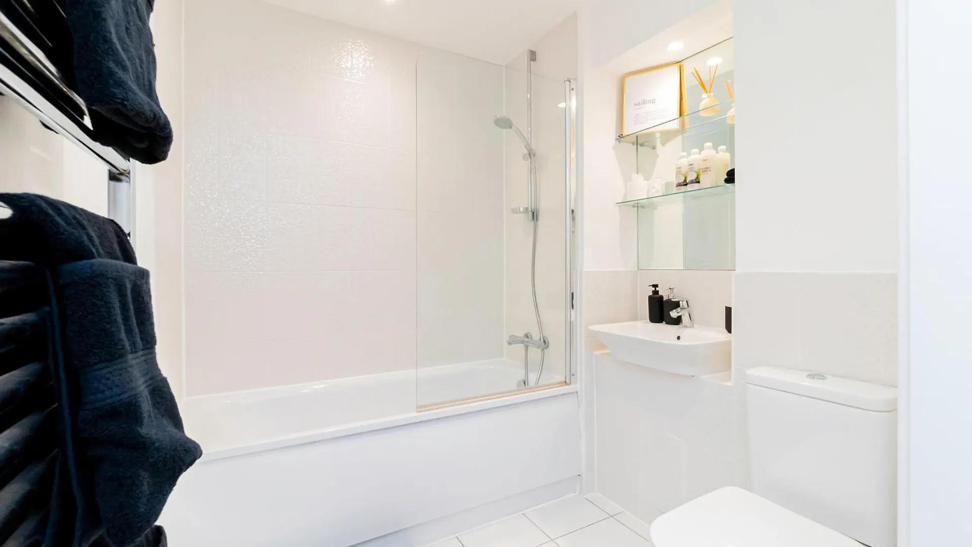 Modern 2Br Retreat In Southampton - Balcony, Free Parking & Wifi Villa 0*,