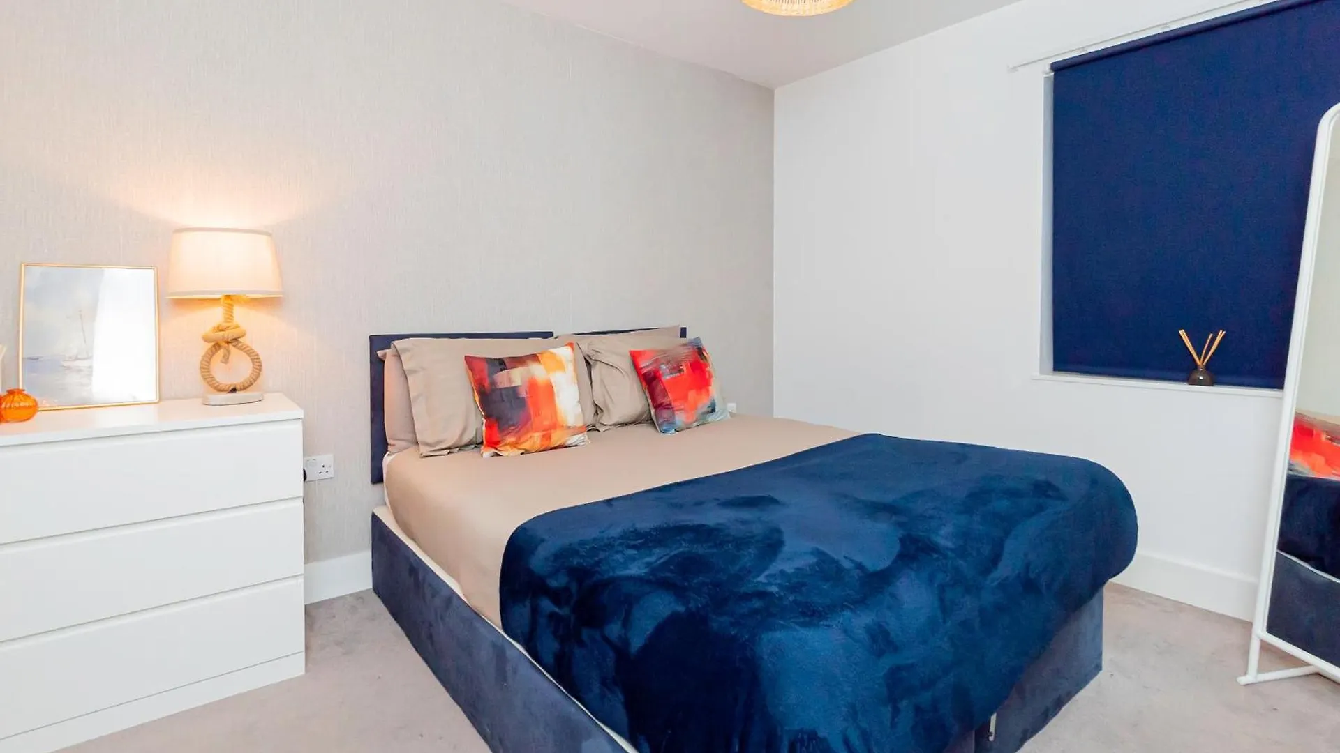 Modern 2Br Retreat In Southampton - Balcony, Free Parking & Wifi Villa