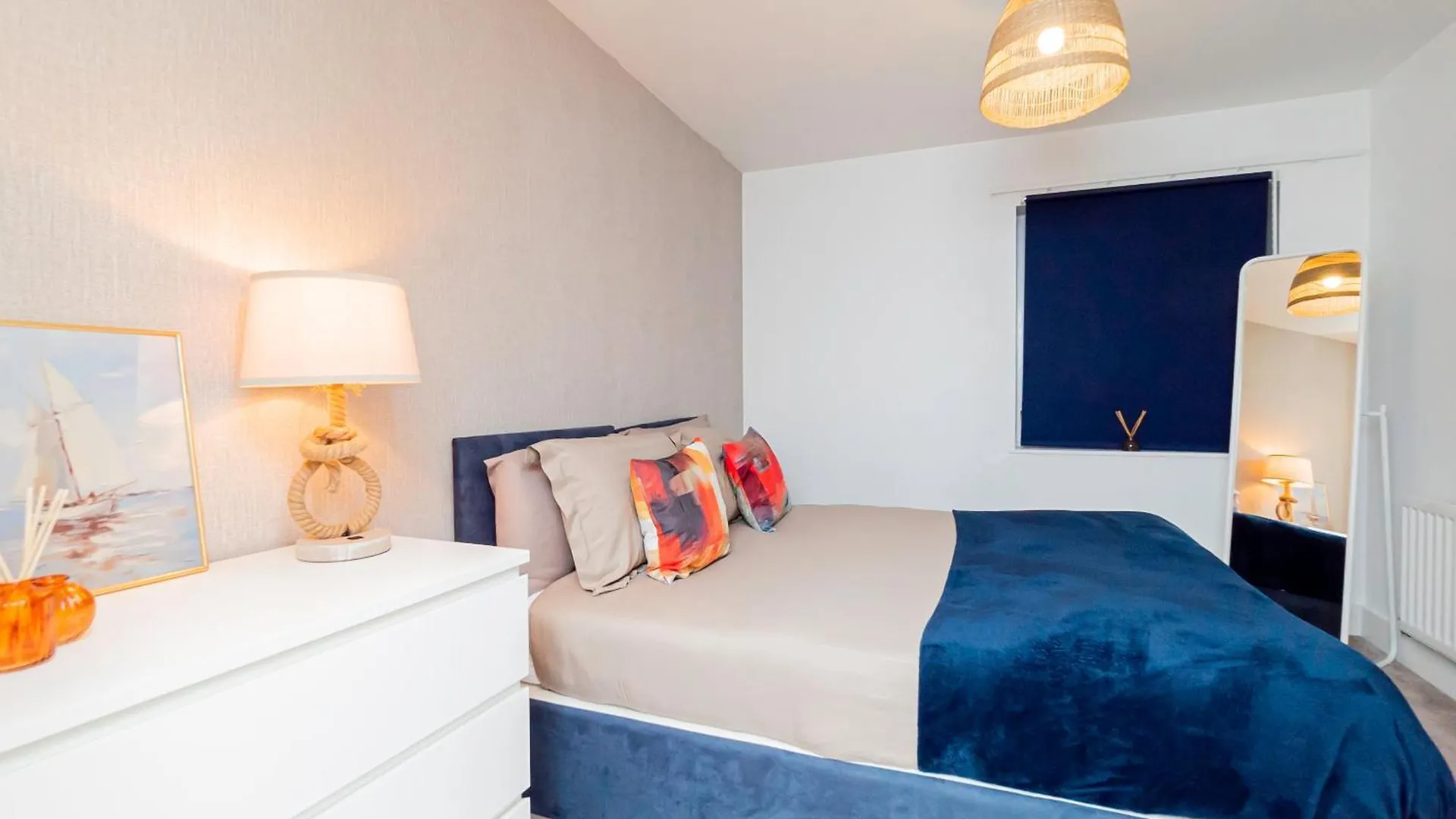 Modern 2Br Retreat In Southampton - Balcony, Free Parking & Wifi Villa