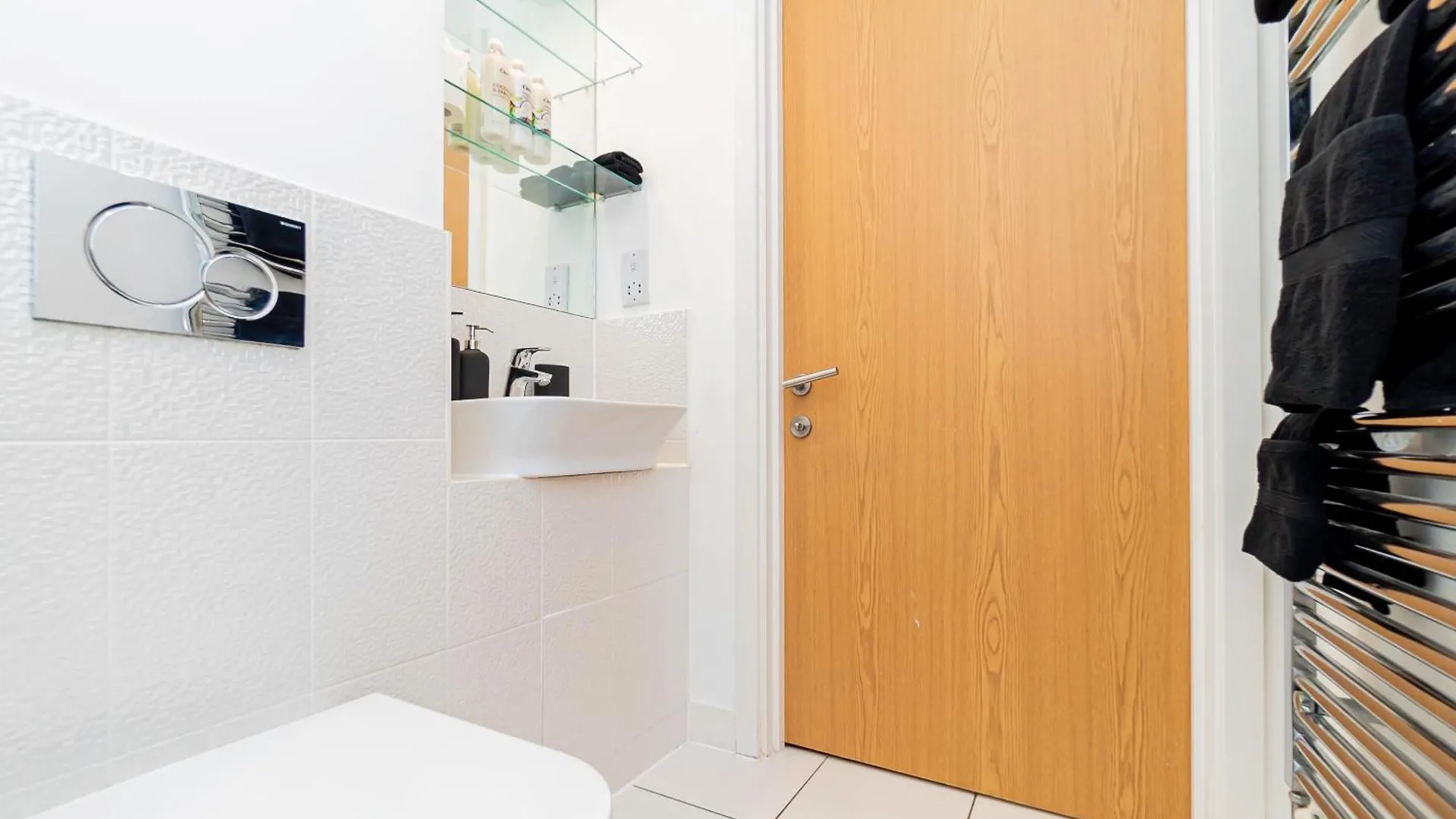 Modern 2Br Retreat In Southampton - Balcony, Free Parking & Wifi Villa Holiday home