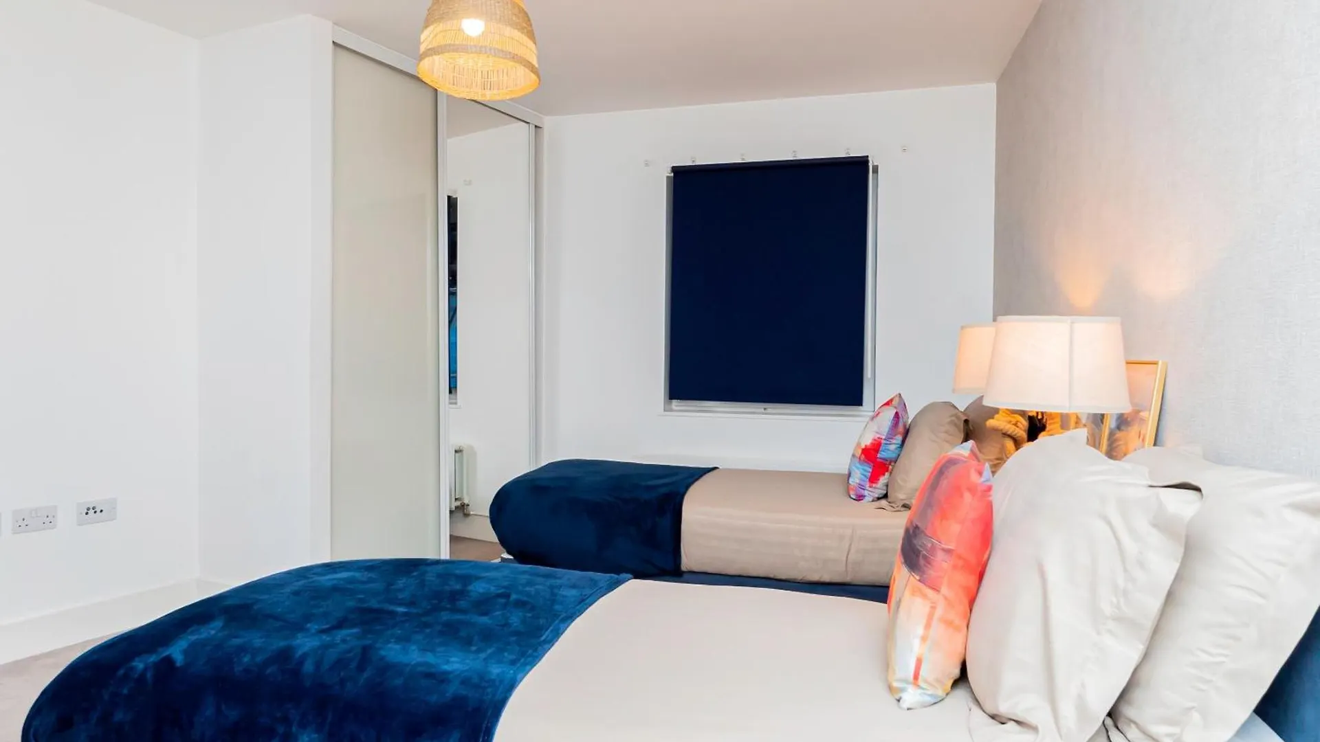 Modern 2Br Retreat In Southampton - Balcony, Free Parking & Wifi Villa Holiday home