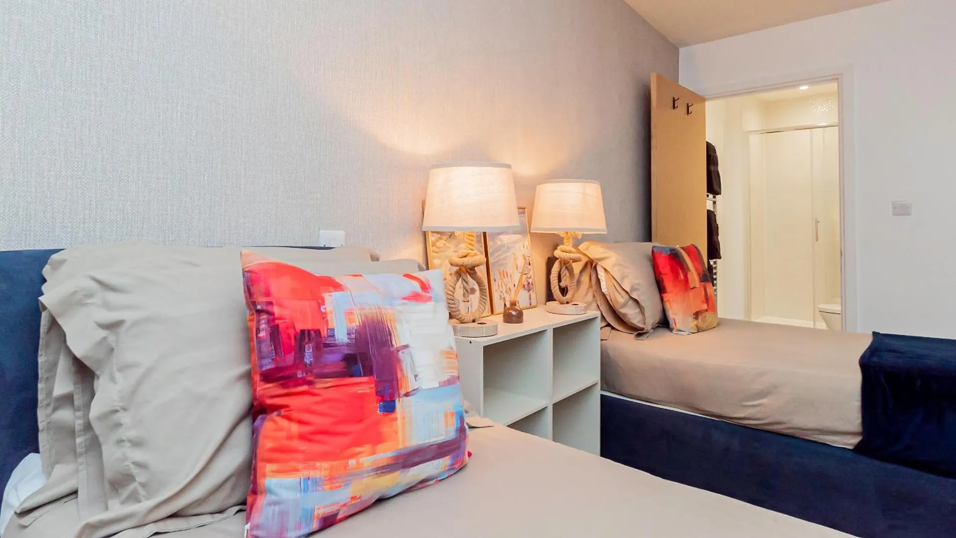Modern 2Br Retreat In Southampton - Balcony, Free Parking & Wifi Villa 0*,  United Kingdom
