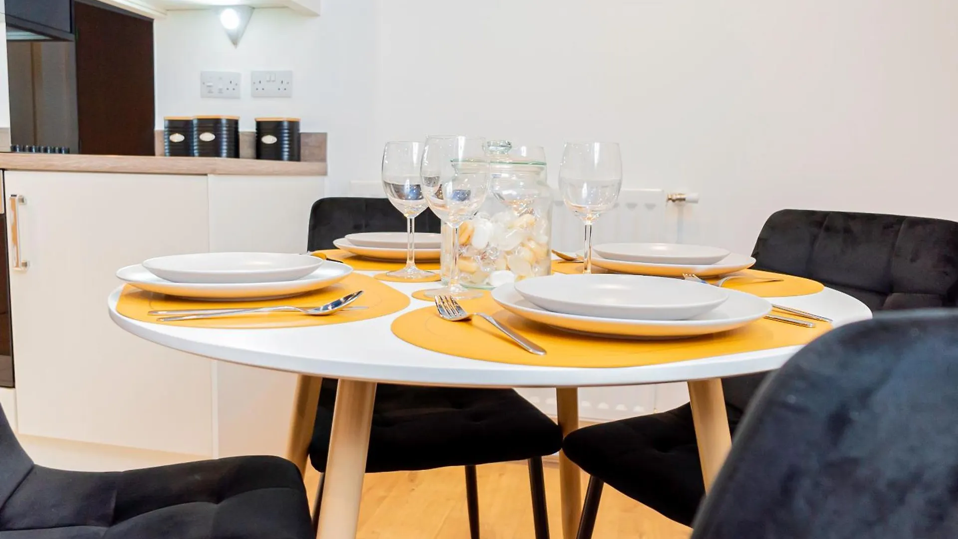 Modern 2Br Retreat In Southampton - Balcony, Free Parking & Wifi Villa Holiday home